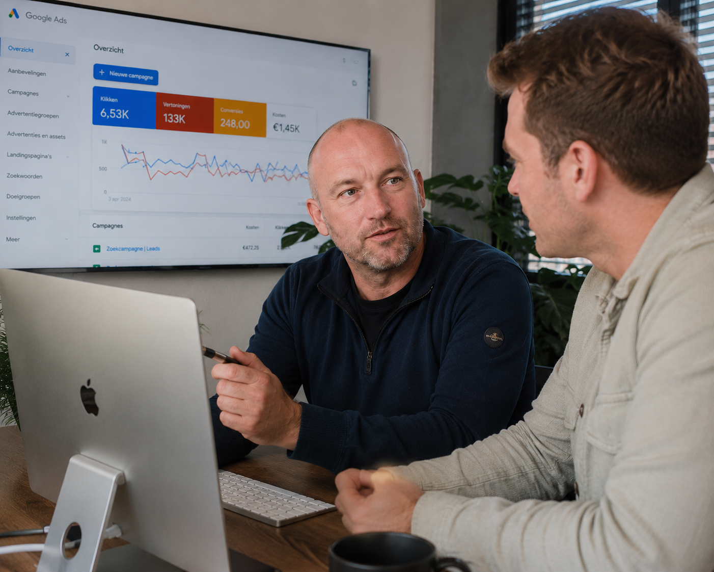 Jonathan van website laten maken bespreekt een Google Ads-campagne met een klant